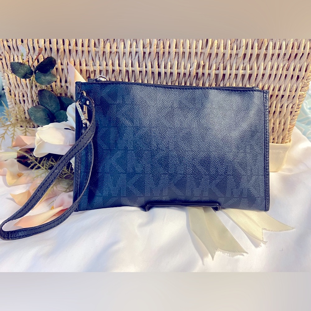 MICHAEL KORS LARGE JET SET WRISTLET NWOT